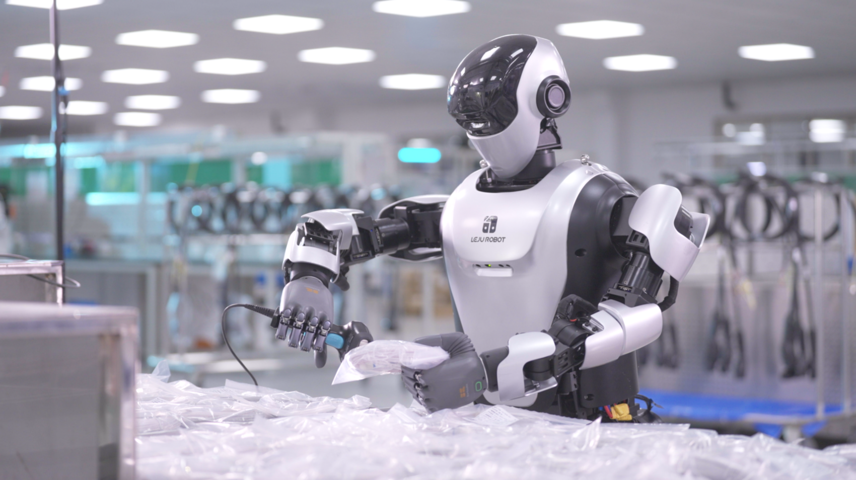 新华财经：人形机器人产业订单明显增长 下半年有望加快关键技术突破